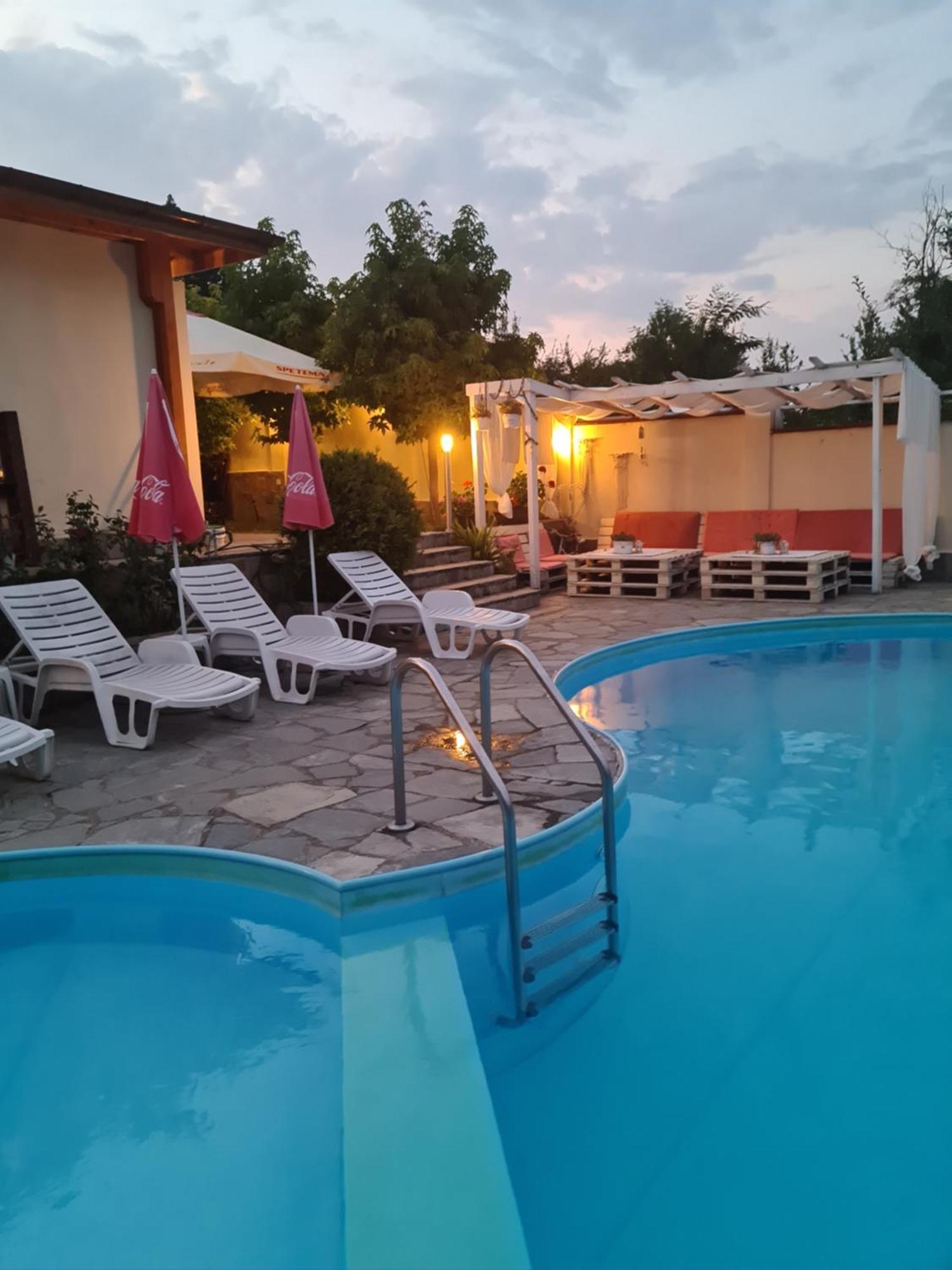 Family Hotel Komhotel Berkovitsa Eksteriør bilde