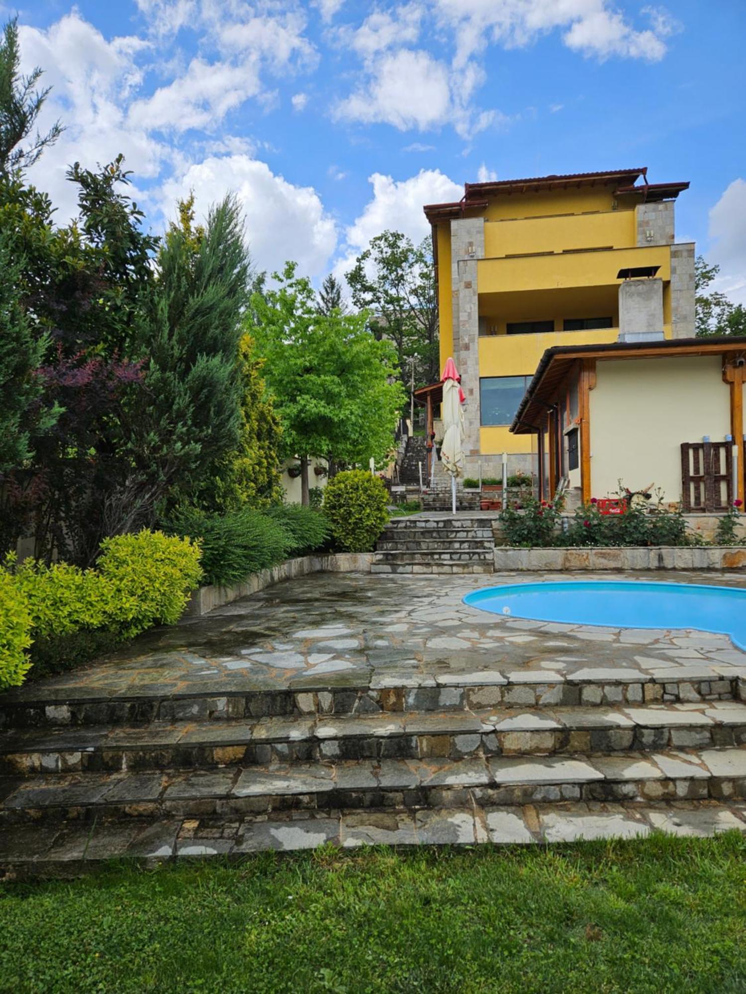 Family Hotel Komhotel Berkovitsa Eksteriør bilde