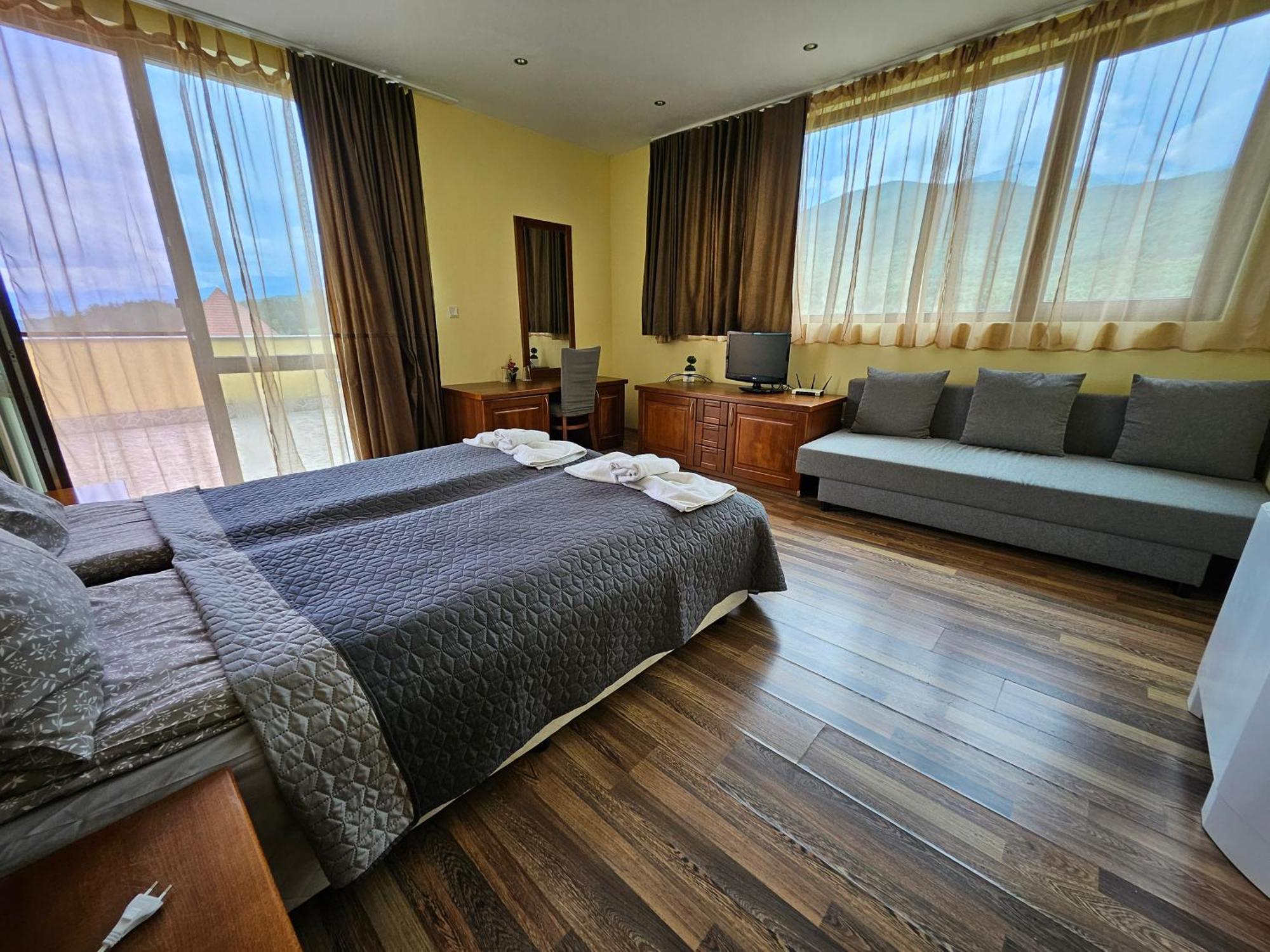 Family Hotel Komhotel Berkovitsa Eksteriør bilde