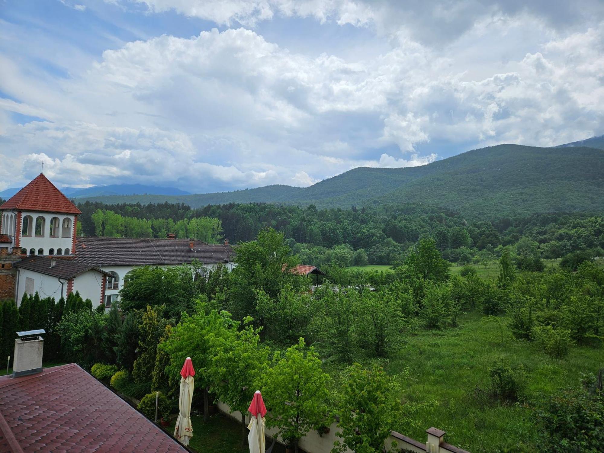 Family Hotel Komhotel Berkovitsa Eksteriør bilde