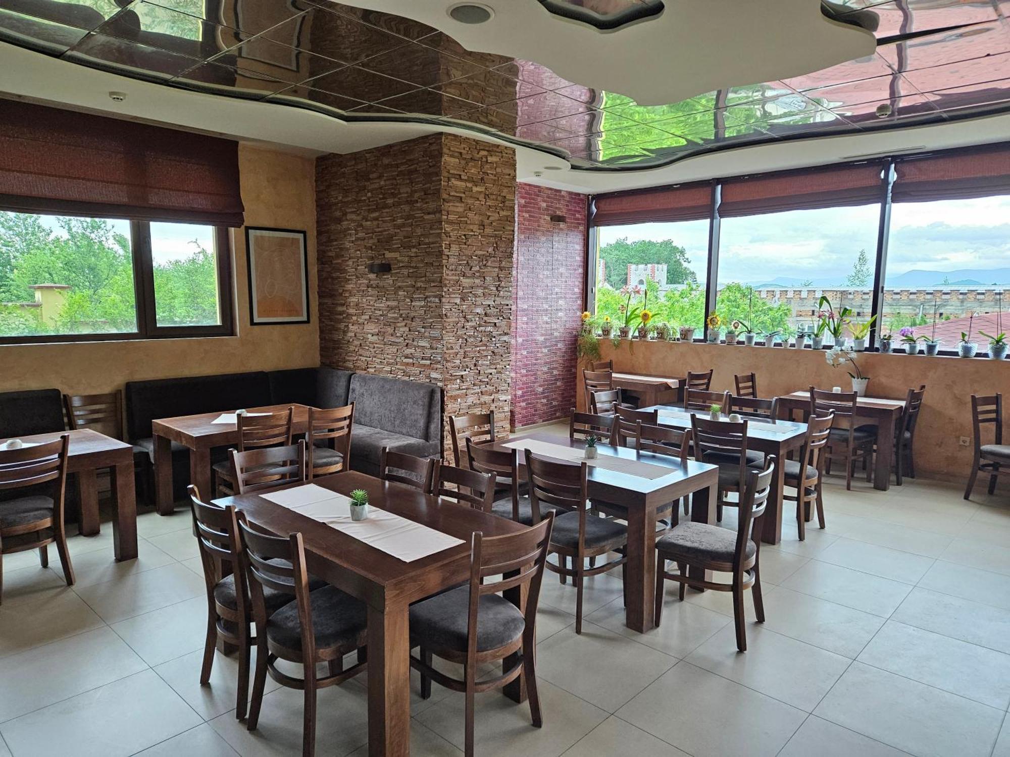 Family Hotel Komhotel Berkovitsa Eksteriør bilde